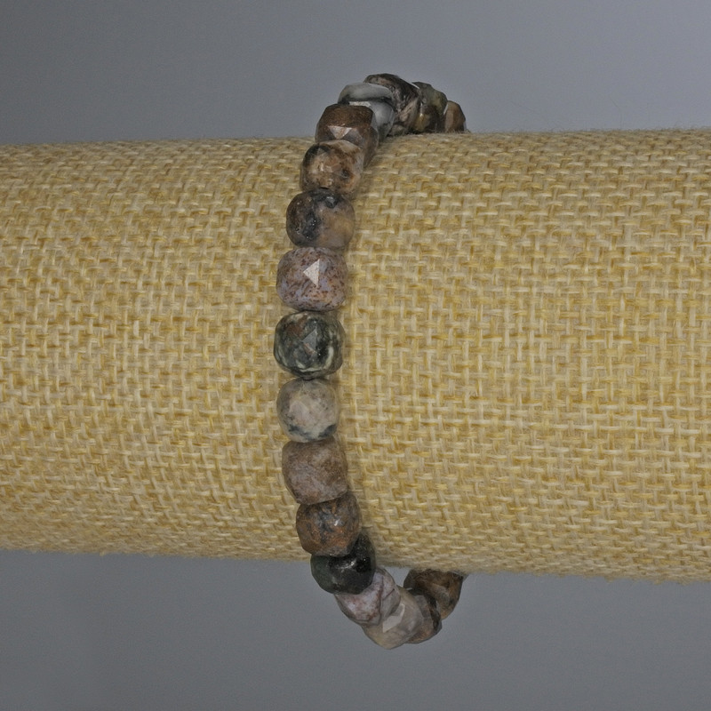 Armband aus facettiertem Petersit, Würfelform, Maße ca. 7×7 mm, Länge ca. 18 cm, Elastikarmband