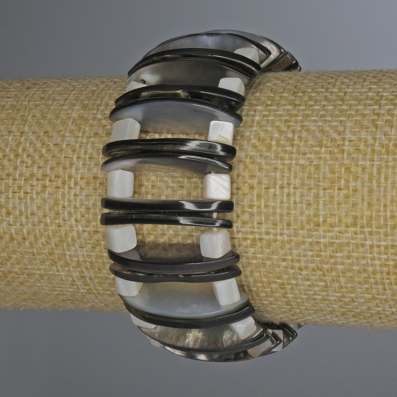 Armband Chalzedon mit Perlmutt – Glieder 28×2 mm ±, Würfel 5 mm ±, Dicke 9 mm ±, Länge 18 cm ± Stretch