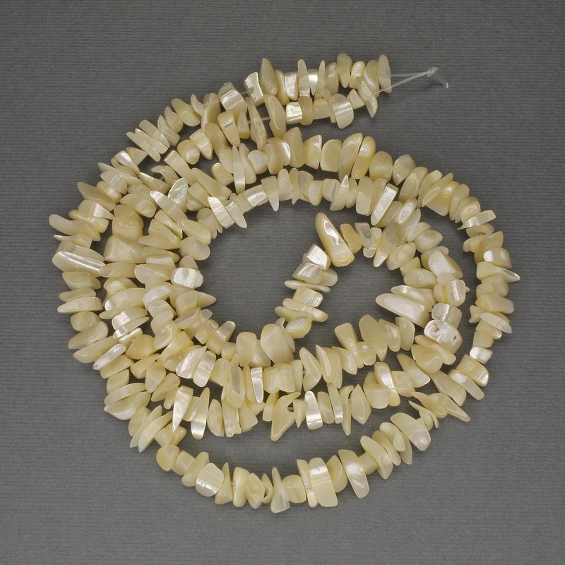Perlmutt-Krümelperlen, Durchmesser 7–14×3–5 mm, Länge ca. 78 cm, auf Faden