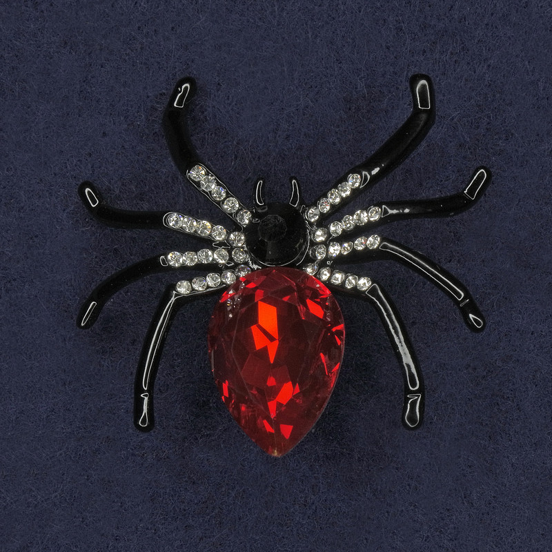 Spinnenbrosche, weiße Strasssteine, roter Kristall, schwarze Emaille, schwarzes Metall, 42×42 mm+