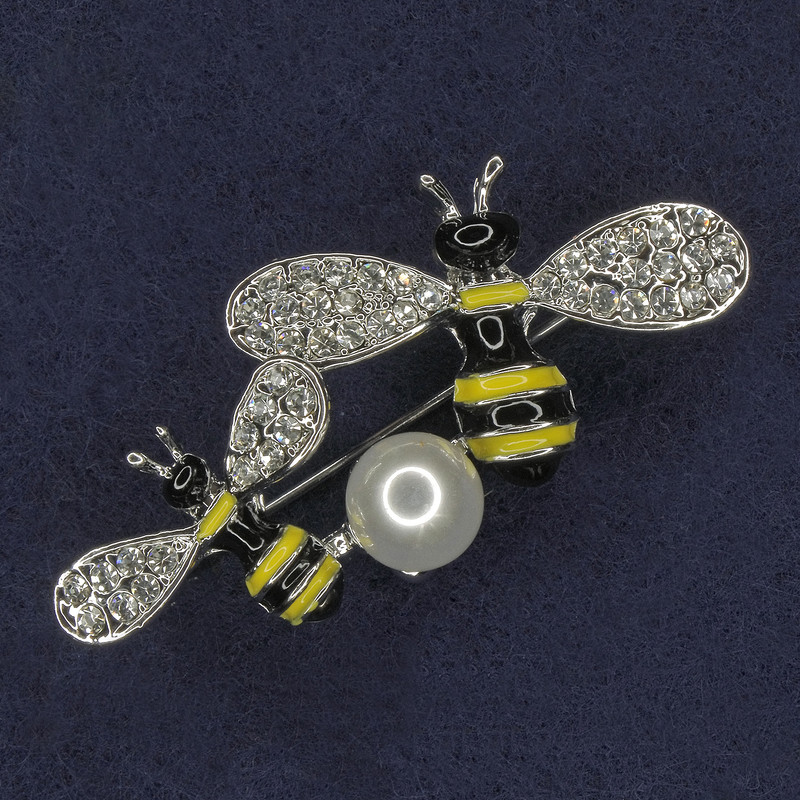 Bienenbrosche Gelb- und Schwarzemailliert, Perle, weiße Strasssteine, silberfarbenes Metall, 30×37 mm+
