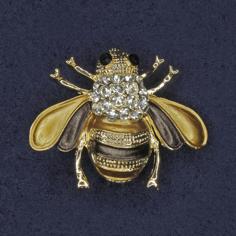 Brosche Biene – goldfarbene und braune Emaille, weiße und schwarze Strasssteine, goldfarbenes Metall, 25×30 mm+