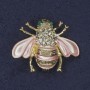 Brosche Biene rosa Emaille, weiße und grüne Strasssteine, goldfarbenes Metall 25×30 mm+