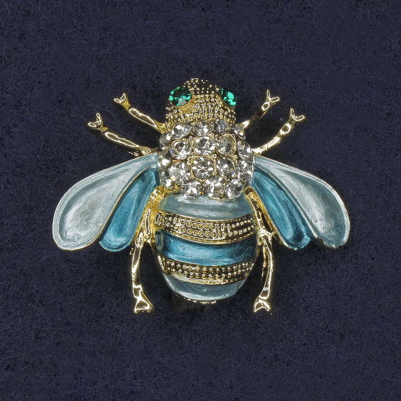 Brosche Biene, blau emailliert, weiße und grüne Strasssteine, goldfarbenes Metall 25×30 mm+