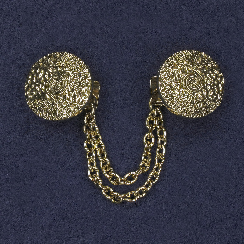 Brosche für Cardigans aus goldfarbenem Metall, Durchmesser ca. 20 mm, mit Kette, Länge ca. 9 cm