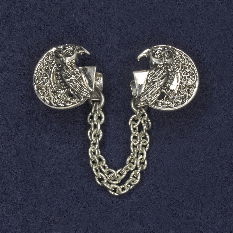 Brosche für Cardigans aus silberfarbenem Metall, Durchmesser ca. 20 mm, Kette, Länge ca. 9 cm