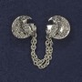 Brosche für Cardigans aus silberfarbenem Metall, Durchmesser ca. 20 mm, Kette, Länge ca. 9 cm