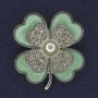 Brosche Kleeblatt mit weißen Strasssteinen, weißer Perle, salatgrüner Perlmutt-Ton, silbernes Metall, Durchmesser 38×45 mm +