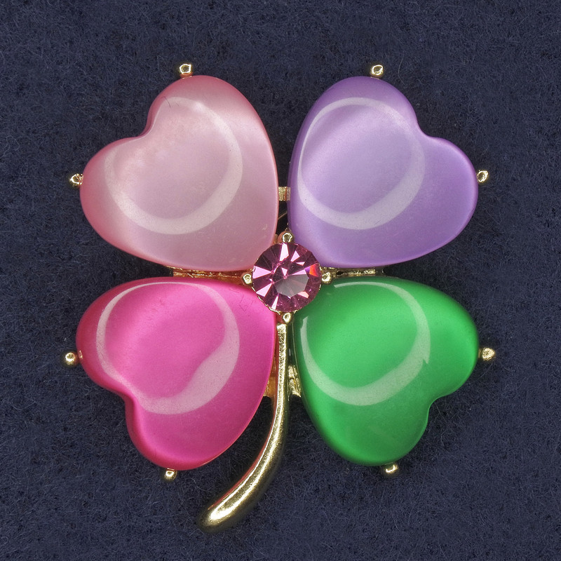 Brosche Kleeblatt bunt mit Katzenaugenstein, rosa Kristall, goldfarbenes Metall, Durchmesser ca. 36 × 40 mm +