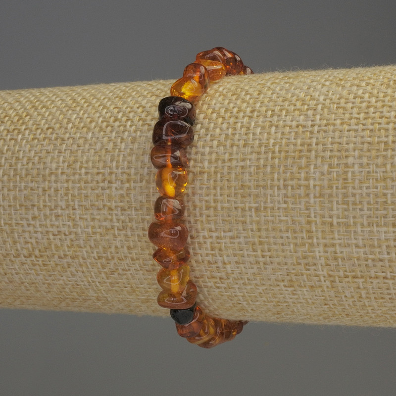 Armband aus Bernsteinstückchen, 7–9 × 5 mm, Länge ca. 18 cm, Stretch
