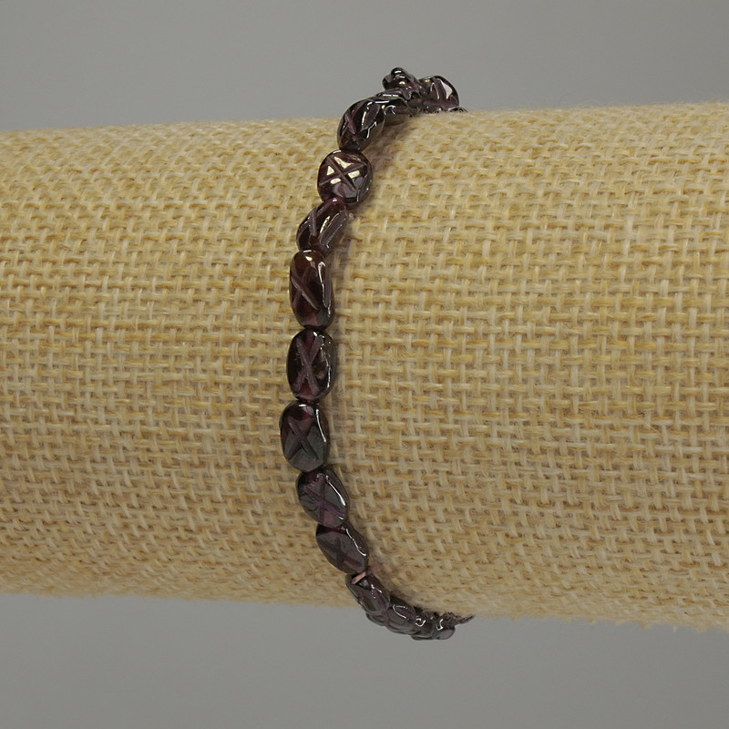 Armband aus Granat, facettierte Granatkugeln, Durchmesser ca. 6×5 mm, Länge 18 cm, Stretch-Armband