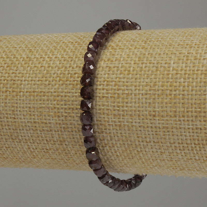 Granat-Armband, facettierte Würfel, Durchmesser ca. 4×4 mm, Länge 18 cm, elastische Basis