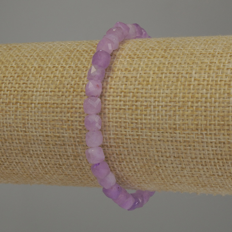 Armband aus facettiertem Kunzit – Würfel 5×5 mm, Länge ca. 18 cm, Stretch