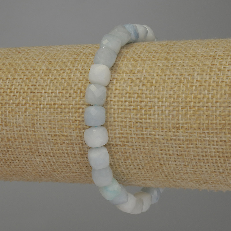 Aquamarin facettierte Würfelperlen, Stretch-Armband, Würfelförmige Perlen ca. 7×7 mm, Länge 18 cm