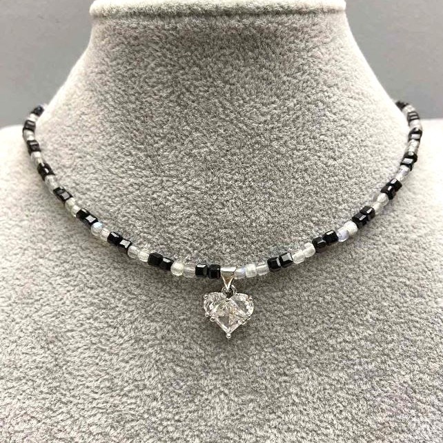 Choker aus Turmalin und Labradorit, facettierter Würfel 3 mm+-, Herz-Anhänger 12 mm+-, Länge ca. 38 cm+-, mit Verlängerungskette und Verschluss