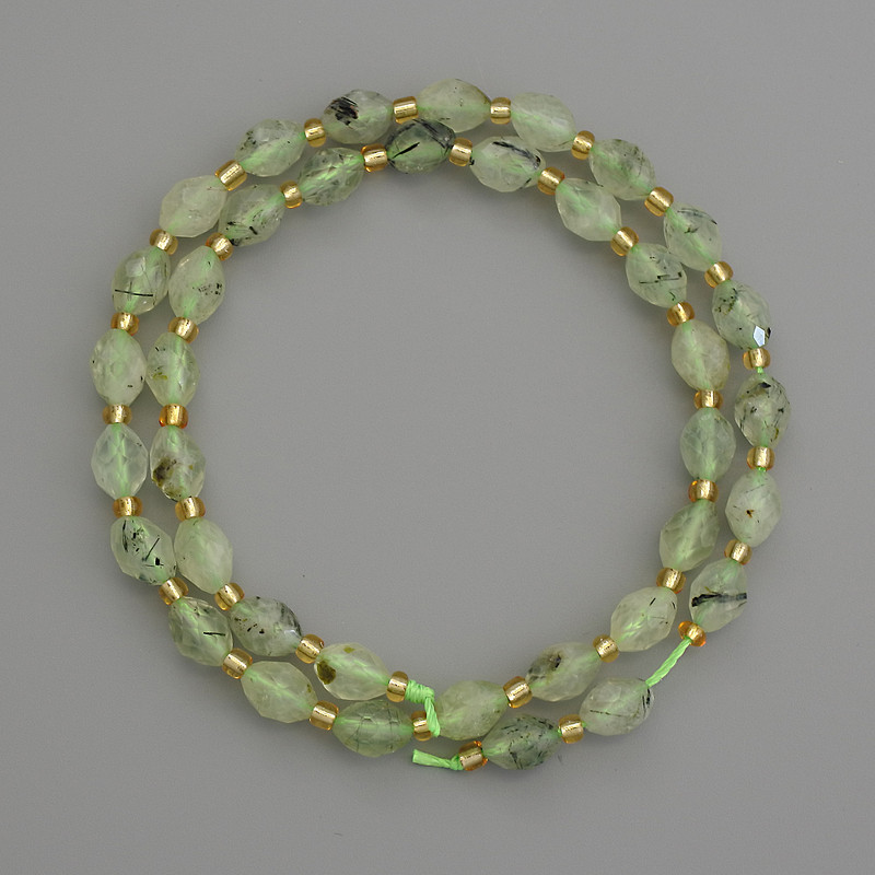 Prenit-Naturstein-Perlen, facettierte Körner 8×6 mm, mit 3 mm Seed-Beads, Länge ca. 38 cm+