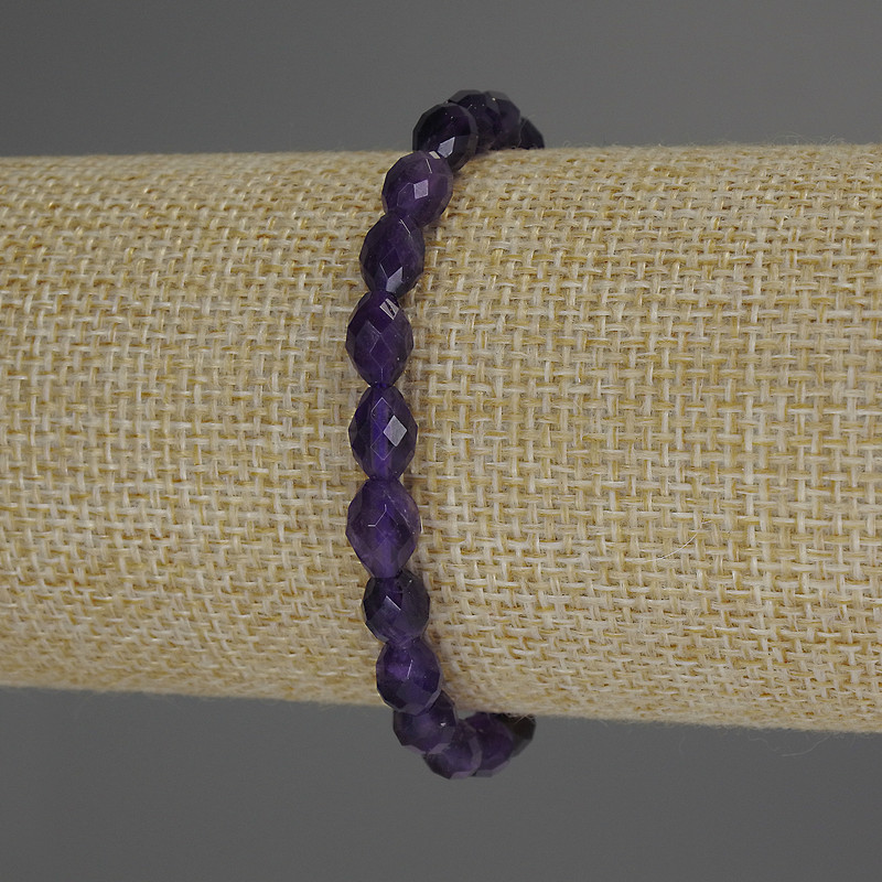 Armband aus facettierten Amethyst-Körnern, Durchmesser ca. 8×5 mm, Länge 18 cm, Elastikband
