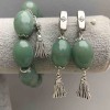 Set aus elastischem Armband und Ohrringen aus facettiertem Nephrit, oval, Durchmesser 21×15 mm, Länge 64 mm ±, mit Metall-Einlagen, Länge 18 cm ±