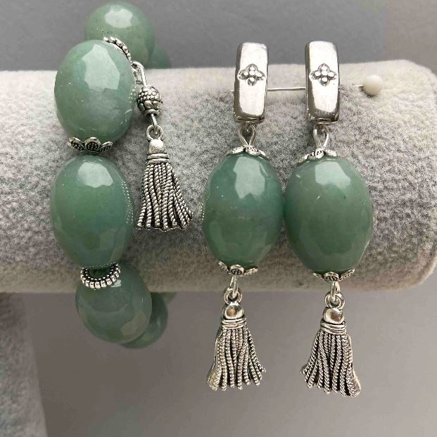 Set aus elastischem Armband und Ohrringen aus facettiertem Nephrit, oval, Durchmesser 21×15 mm, Länge 64 mm ±, mit Metall-Einlagen, Länge 18 cm ±