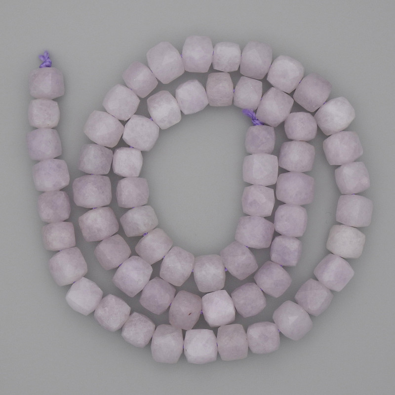 Kunzit-Perlen auf einer Schnur – facettierte Würfelperlen, Durchmesser 7 × 7 mm, Länge ca. 39 cm