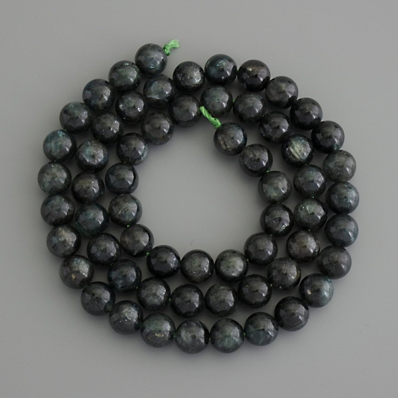 Perlen aus Smaragd-Fuchsit (Muskovit) glatte Kugel, Durchmesser 6,5 mm ± auf einer Schnur, Länge ca. 39 cm+