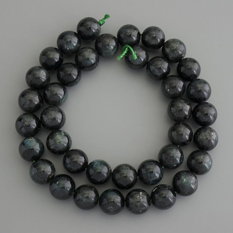 Perlen Smaragdgrüner Fuchsit (Muskovit), glatte Kugeln, Ø 10 mm ±, auf Faden, Länge 39 cm+
