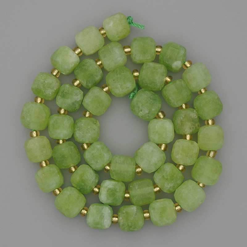 Perlen aus natürlichem Chrysolith-Olivin, facettierte Würfelperlen, Durchmesser 8×8 mm ±, Rocailles 3 mm ±, Länge ca. 37 cm