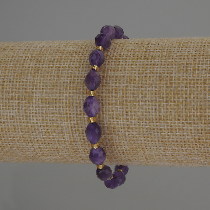 Armband aus Amethyst, facettierte Körner, Durchmesser ca. 8×6 mm, mit Seed-Beads 3 mm, Länge ca. 18 cm, Stretch