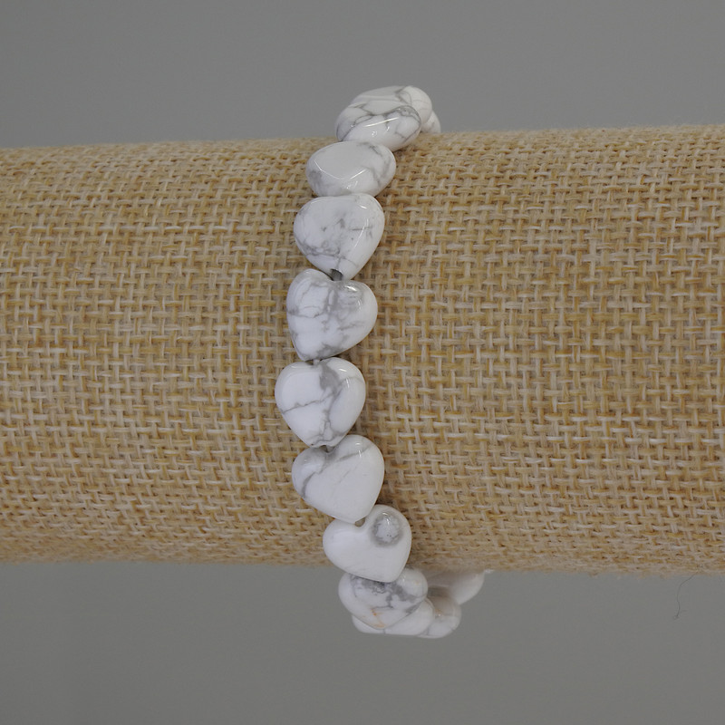 Armband aus Kaholong – natürlicher Stein, herzförmige Steine, Durchmesser ca. 10 x 10 mm, Länge ca. 18 cm – elastisches Band