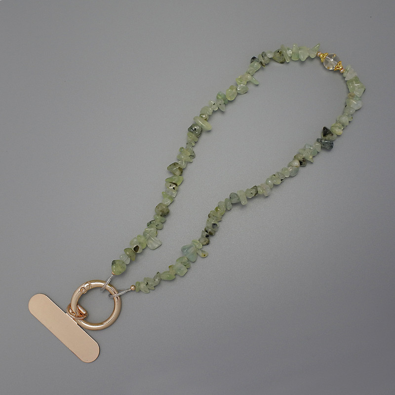 Telefonanhänger aus Prehnit – Prehnit-Kügelchen 4–10 × 2–4 mm ±, Ring Durchmesser 24 mm, Länge 40 cm (Perlenlänge 37 cm)