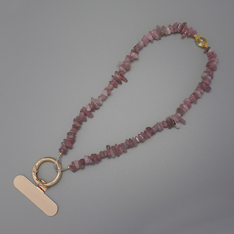 Handyanhänger aus Erdbeerquarz – Kieselchen 7–15 × 2–4 mm, Ringdurchmesser 24 mm, Länge ca. 40 cm (Bead-Länge ca. 37 cm)