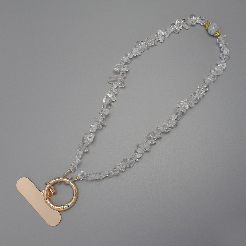 Handyanhänger aus Bergkristall, Körnung 4–8 × 2,5 mm ±, Ring Ø 24 mm, Gesamtlänge ca. 40 cm (Länge der Perlen ca. 37 cm)