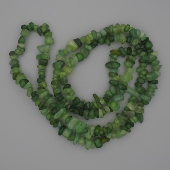 Perlen aus getöntem Quarz – Körnchenform 7×5 mm, auf Schnur, Länge ca. 78 cm