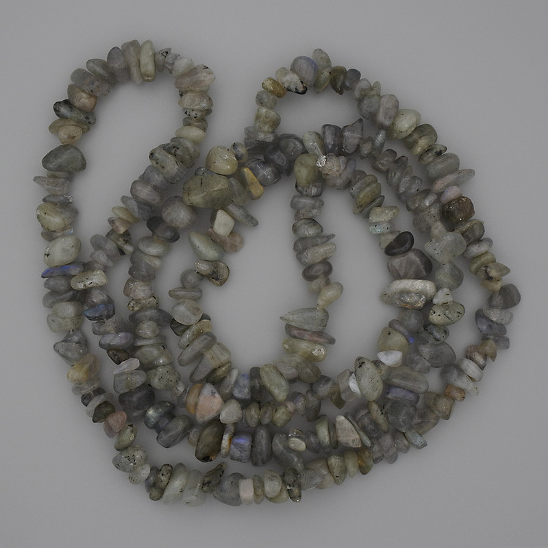 Labradorit-Chips, Kieselform, Durchmesser ca. 8 × 3–5 mm, Länge ca. 80 cm, auf Schnur