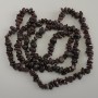 Granatkörnchen, Durchmesser ca. 4–10 × 3–5 mm, Länge ca. 80 cm, auf Schnur