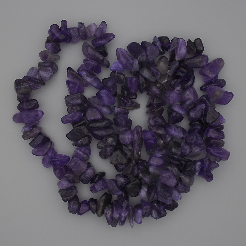 Amethyst-Chipsperlen, Durchmesser ca. 10–17 × 6–9 mm, Länge ca. 80 cm, auf Schnur