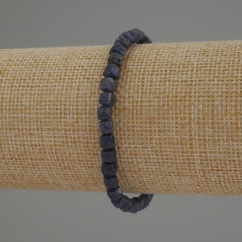 Armband aus facettiertem Saphir, würfelförmige Steine, Durchmesser ca. 5 mm, Länge 18 cm elastisches Band