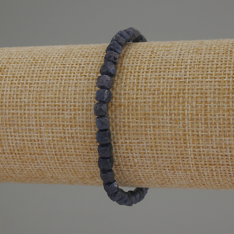 Armband aus facettiertem Saphir, würfelförmige Steine, Durchmesser ca. 5 mm, Länge 18 cm elastisches Band