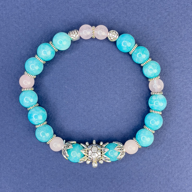 Armband aus Aquamarin-Kugeln, Durchmesser 8 mm; Rosenquarz-Kugeln, Durchmesser ca. 6,5 mm; Länge ca. 18 cm; Stretch-Armband