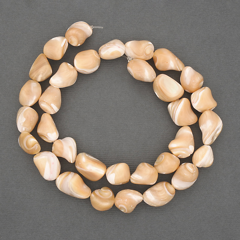 Perlen auf Beading-Draht – naturbeige. Facettierter Perlmutt, Durchmesser 10–12 × 8–10 mm, Länge ca. 40 cm