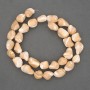Perlen auf Beading-Draht – naturbeige. Facettierter Perlmutt, Durchmesser 10–12 × 8–10 mm, Länge ca. 40 cm