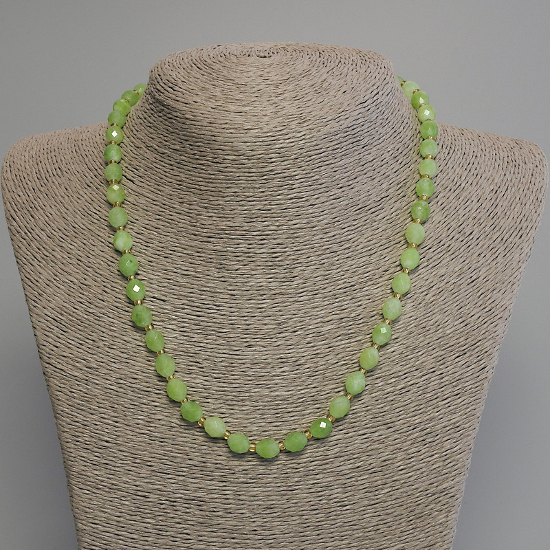 Kette aus Chrysolith Olivin, facettierte Körner, Durchmesser 8×6 mm ±, Seed-Beads 3 mm ±, Länge ca. 45 cm ±, mit Verschluss