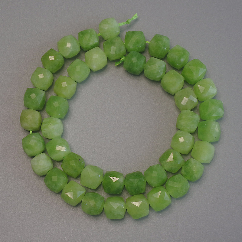 Natursteinperlen aus Chrysolith (Olivin), facettierte Würfel, Kantenlänge 8,5 mm, Schnurlänge ca. 37 cm