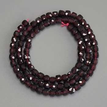 Granat - facettierte Würfelperlen aus Naturstein, Durchmesser 4×4 mm, Länge ca. 39 cm