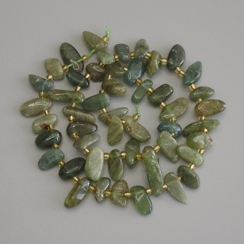 Grüne Turmalin-Perlen in Schmetterlingsform, 10–15 × 6–8 mm, ± 3 mm Glasperlen, auf Schnur, Länge ca. 40 cm