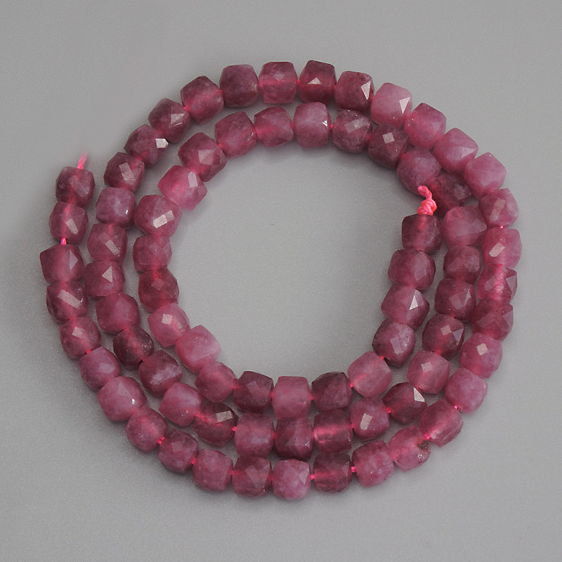 Turmalinwürfelperlen, facettiert, 5×5 mm ±, auf Schnur, Länge 36 cm+