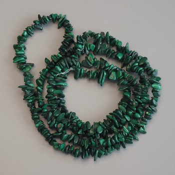 Malachit-Chipsperlen, Durchmesser 5–8×2–3 mm, ±, Länge ca. 80 cm, auf Faden