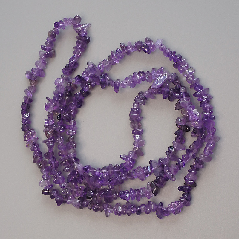 Amethyst-Chips-Perlen, Durchmesser 7–9×3 mm, Länge ca. 78 cm, auf robustem Faden