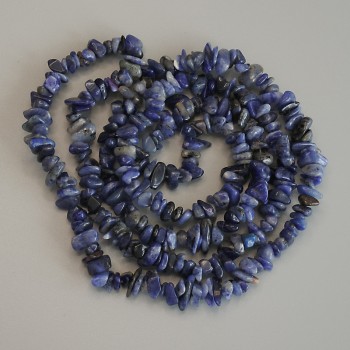 Sodalit-Chipsperlen, Durchmesser 8–10×2–4 mm, Länge ca. 80 cm, auf Schnur