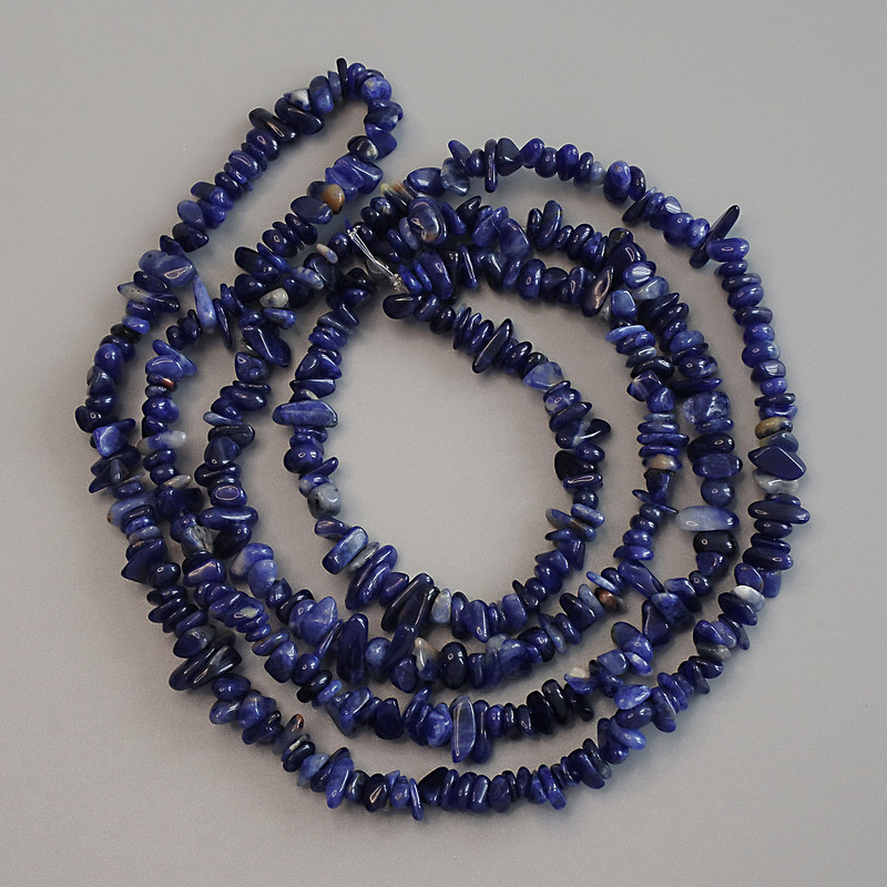 Sodalit-Krümelperlen, Durchmesser 4–8×3 mm, Länge ca. 80 cm, auf Schnur